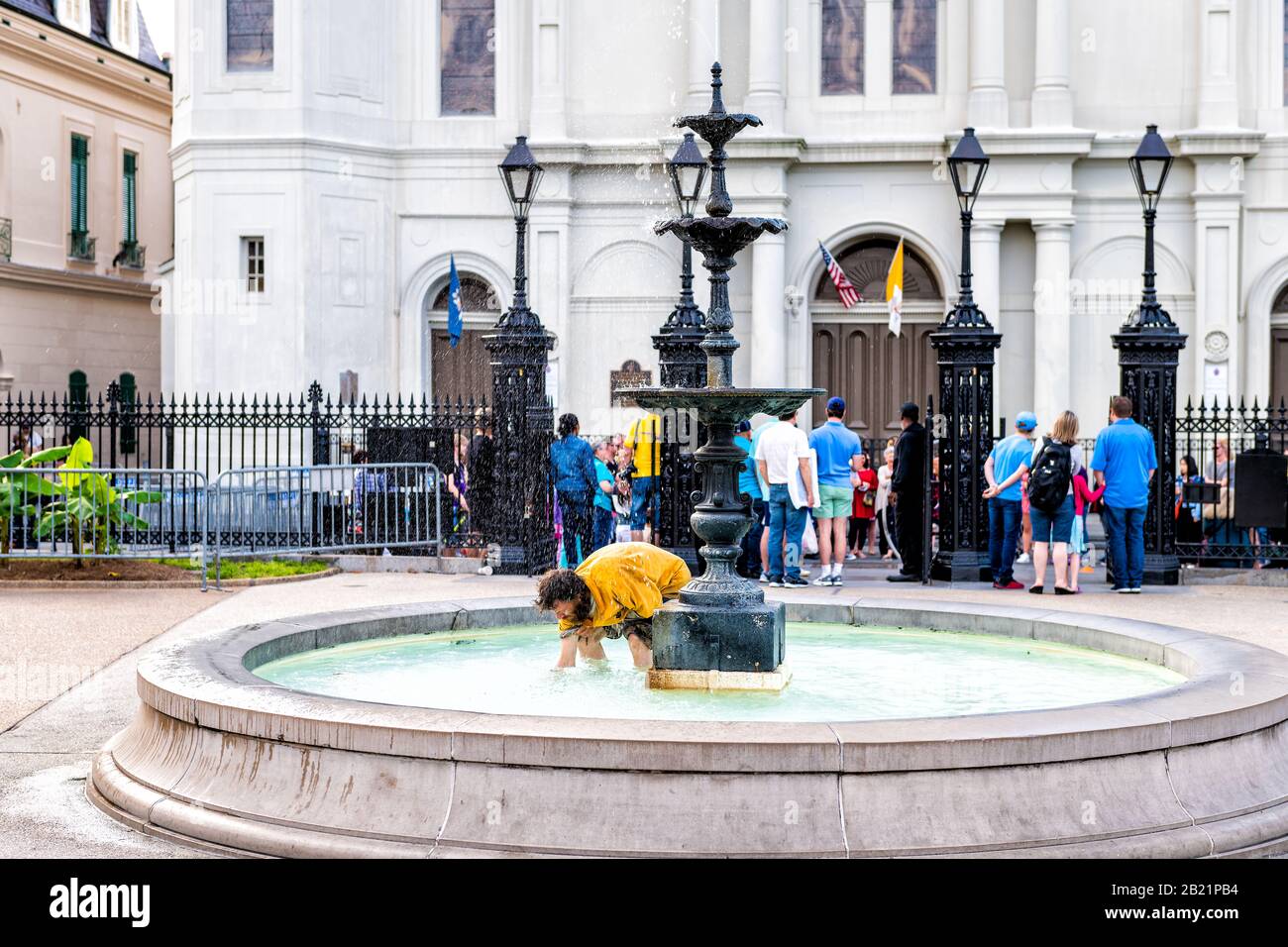 New Orleans, USA - 23 aprile 2018: Centro di Chartres Street, Louisiana, con la chiesa della cattedrale di St Louis e il senzatetto che raccoglie monete da sostituire Foto Stock