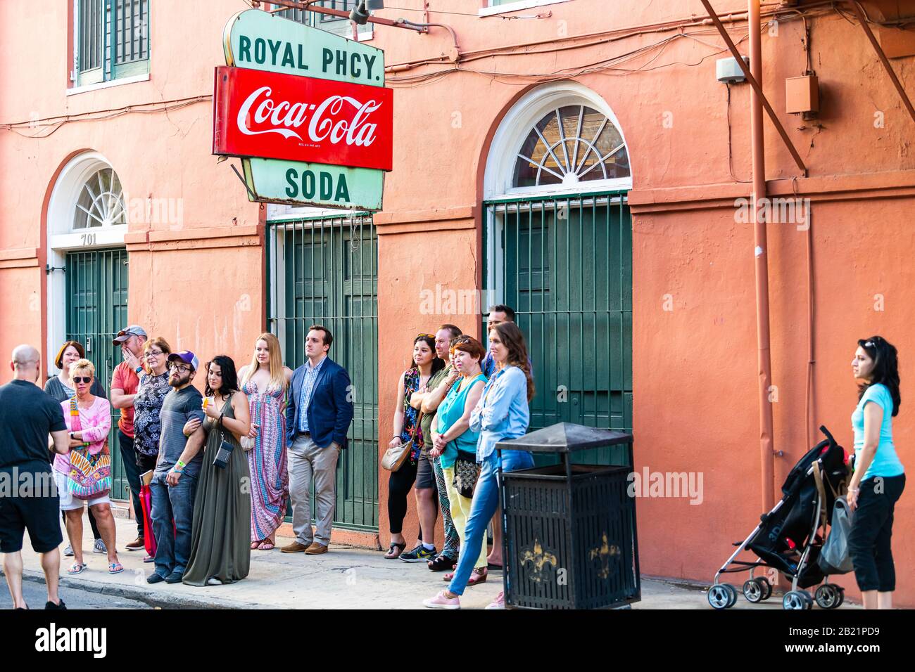 New Orleans, USA - 23 aprile 2018: Simbolo vintage retrò per la soda coca-cola e la farmacia reale sulla strada nella città della Louisiana e molte persone Foto Stock