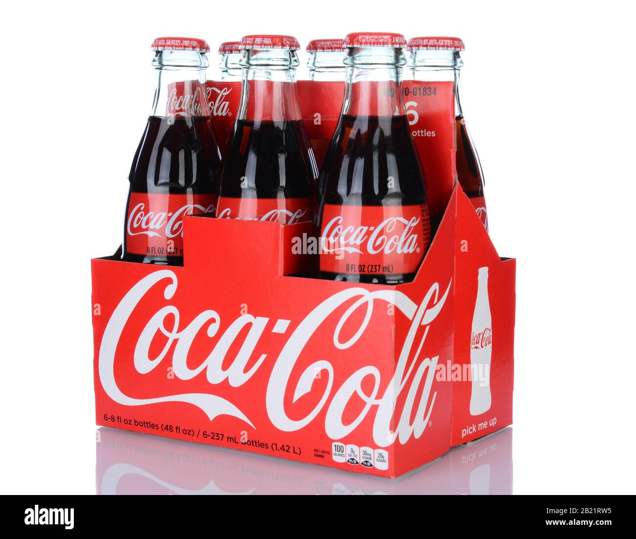 Irvine, CA - 29 gennaio 2014: Una 6pk di bottiglie Coca-Cola Classic. Coca-Cola è una delle bevande gassate preferite al mondo. Foto Stock