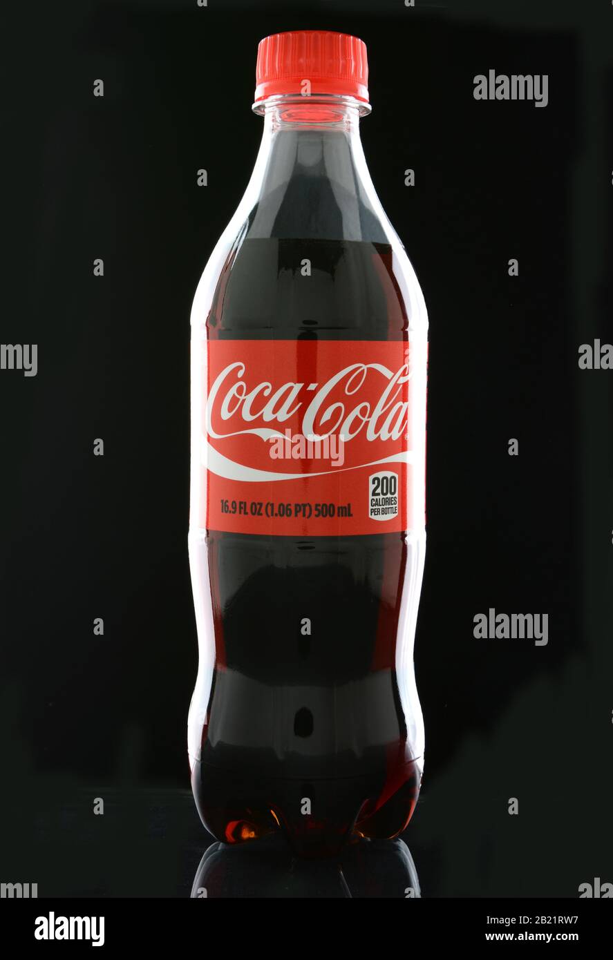 Irvine, California - 15 GENNAIO 2015: Una bottiglia di Coca-Cola sul nero. Il coke è una delle bevande gassate preferite al mondo. Foto Stock