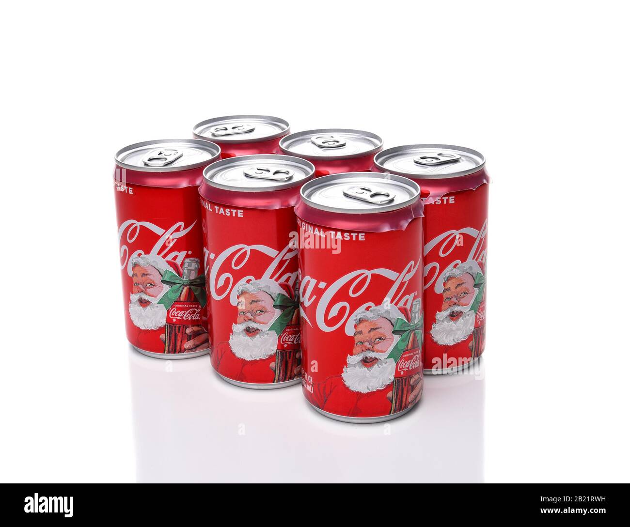 Irvine, CALIFORNIA - 17 DICEMBRE 2017: Sei confezioni di lattine di Natale Coca-Cola. Le lattine in edizione limitata sono dotate di Babbo Natale per la stagione delle feste. Foto Stock