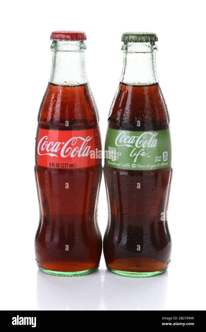 Irvine, California - 15 FEBBRAIO 2015: Bottiglie di Coca-Cola e Coca-Cola Life. La vita è una bevanda analcolica a ridotto contenuto calorico addolcita con zucchero di canna e Stevia, contese Foto Stock
