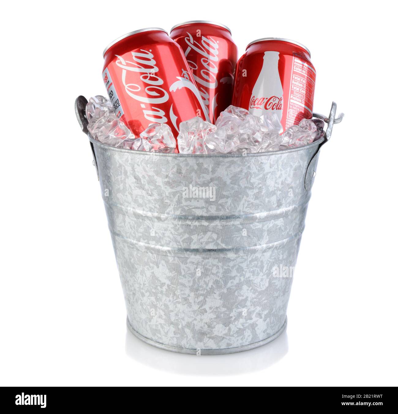 Irvine, CA - 09 gennaio 2014: Tre lattine di Coca-Cola in una secchiello di ghiaccio. Il coke è una delle bevande analcoliche più popolari al mondo. Foto Stock