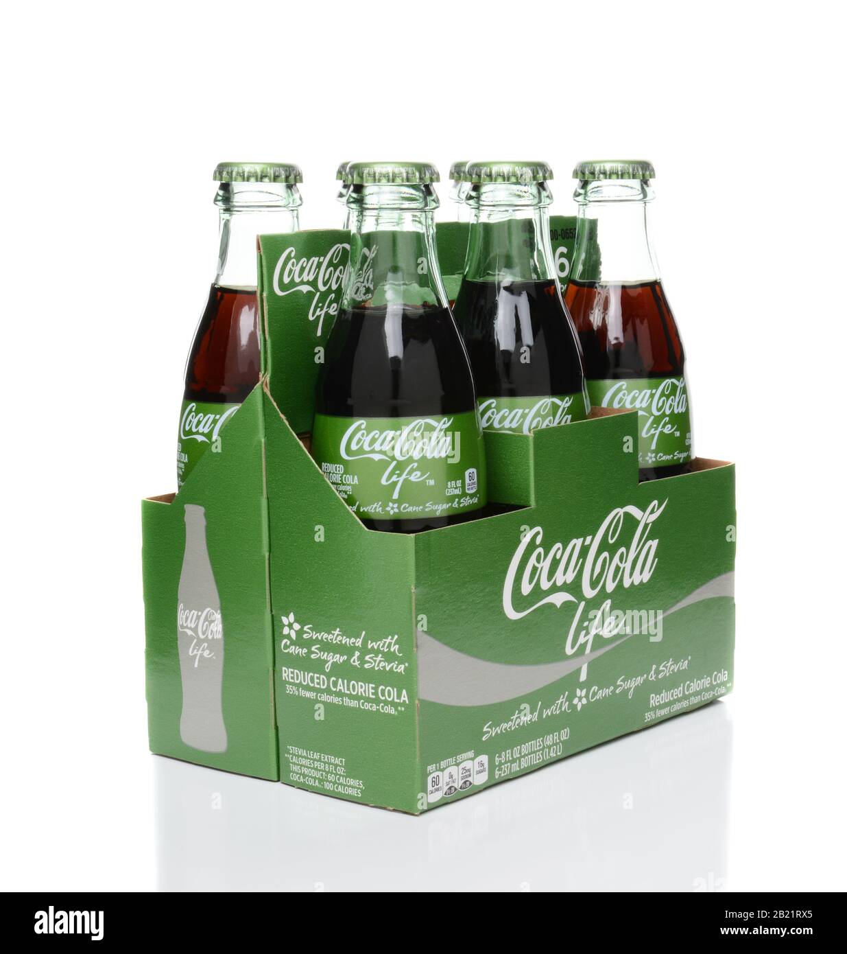 Irvine, CA - 15 FEBBRAIO 2015: 6 confezioni di bottiglie Coca-Cola Life. Una bevanda analcolica a ridotto contenuto calorico addolcita con zucchero di canna e Stevia, contenente il 60% di Foto Stock