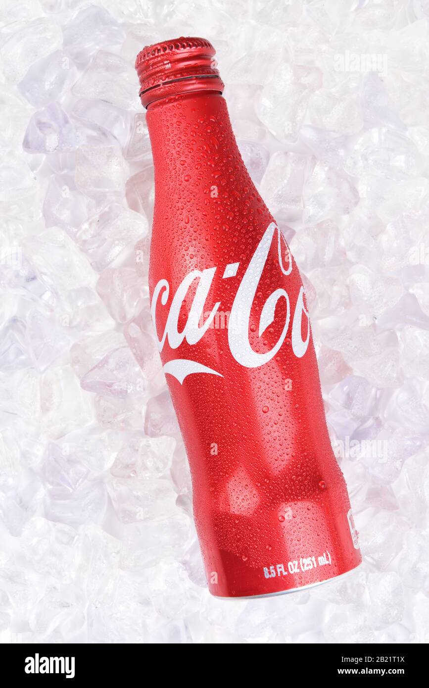 Irvine, CALIFORNIA - 10 LUGLIO 2017: Bottiglia di alluminio Coca-Cola su ghiaccio. Il coke ha introdotto per la prima volta la bottiglia di alluminio nel 2015, affermando che è la loro più dura p Foto Stock