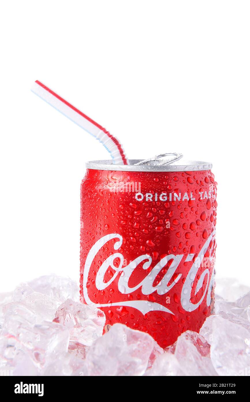 Irvine, CALIFORNIA - 12 MARZO 2018: Una lattina di Coca-Cola con paglia da bere sul ghiaccio. Coca-Cola è una delle bevande gassate preferite al mondo. Foto Stock