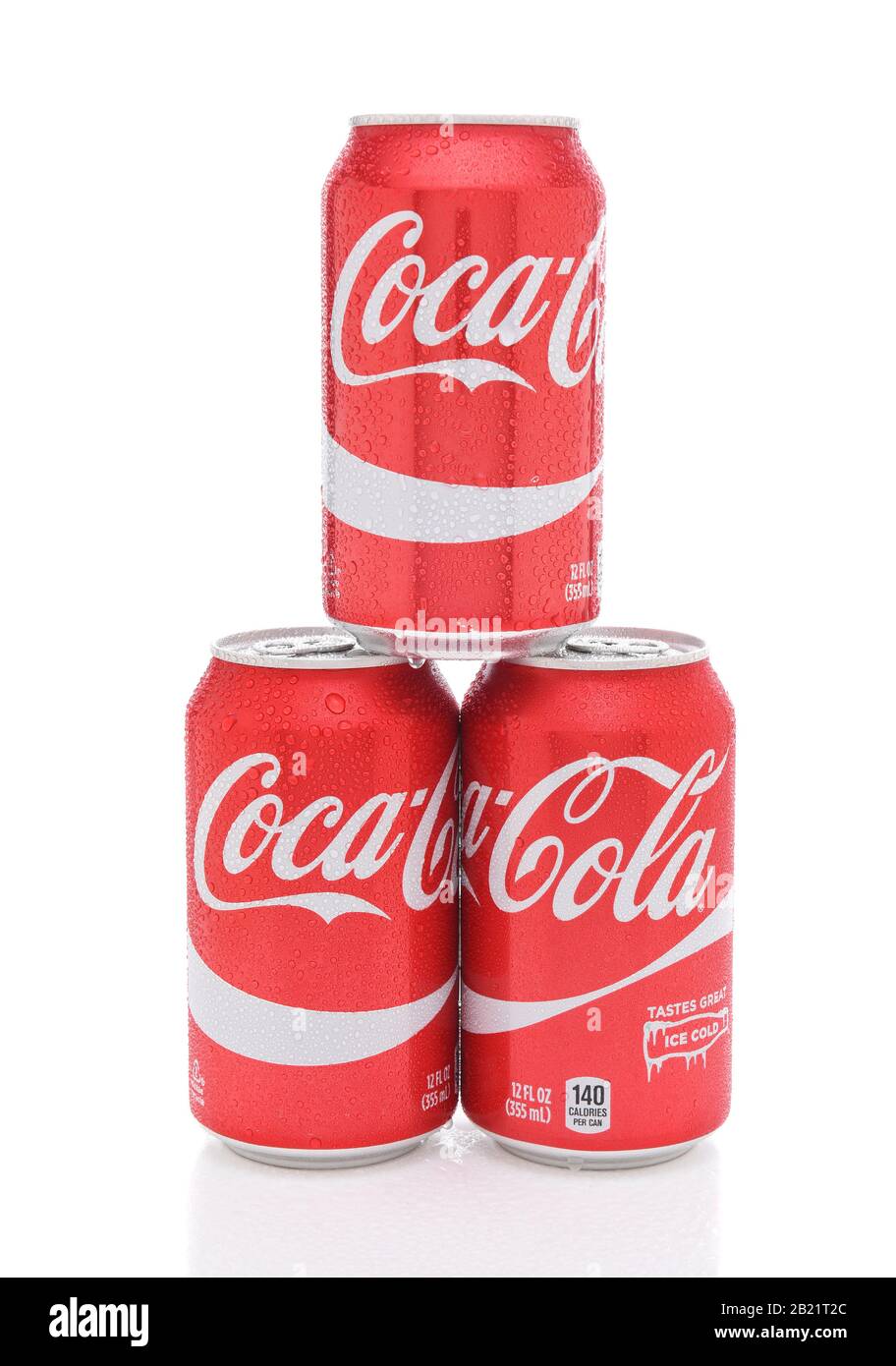 Irvine, CALIFORNIA - 10 LUGLIO 2017: Tre Lattine Coca-Cola con condensa. Il coke è la bevanda analcolica gassata più popolare al mondo. Foto Stock