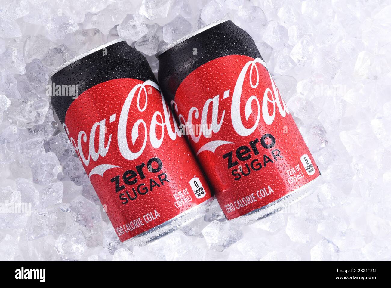 Irvine, CALIFORNIA - 23 MAGGIO 2018: Due lattine di Coca-Cola Zero Sugar su ghiaccio. La bevanda sostituì una versione precedente, nota come Coca-Cola Zero e Coca-Cola Ze Foto Stock