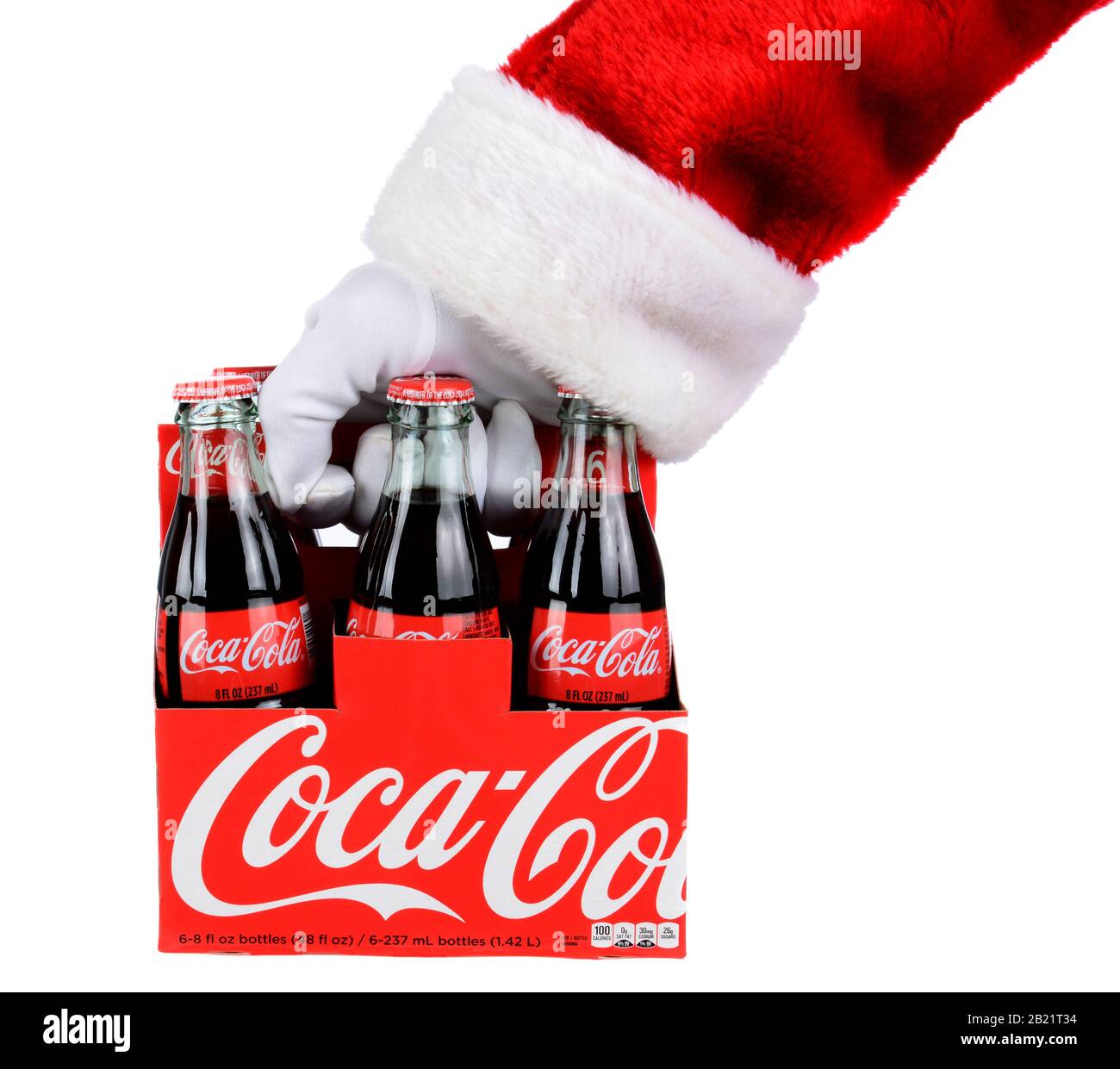 Irvine, CA - 12 DICEMBRE 2014: Babbo Natale in possesso di 6 confezioni di bottiglie Coca-Cola Classic. Coca-Cola è uno dei mondi preferito beve carbonated Foto Stock