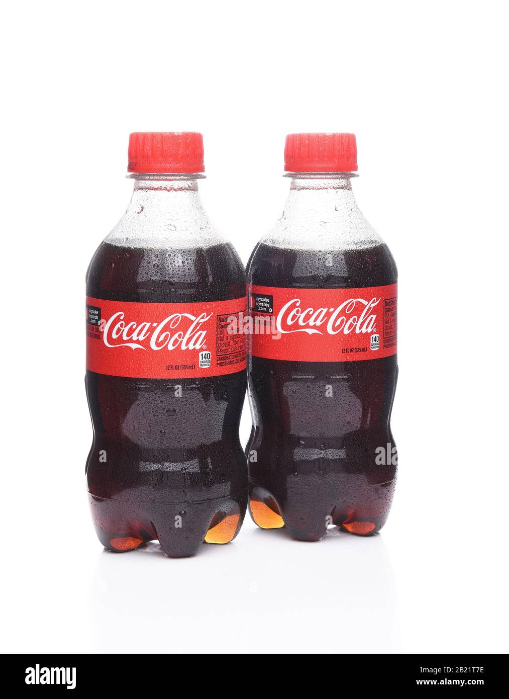 Irvine, CALIFORNIA - 22 gennaio 2017: Due bottiglie di Coca-Cola. Coca-Cola è una delle bevande gassate preferite al mondo. Foto Stock