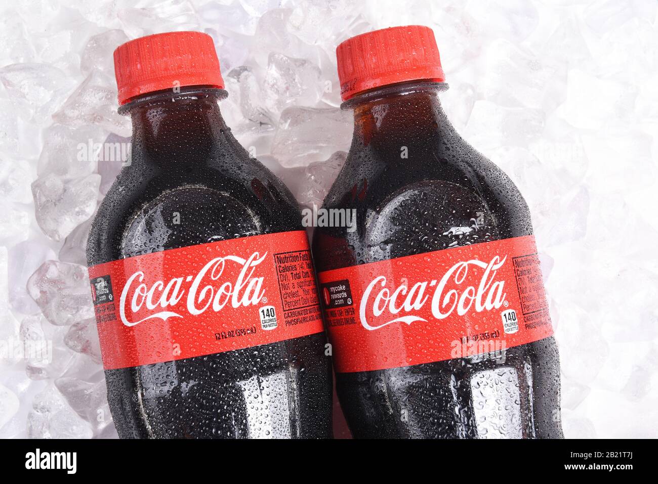 Irvine, CALIFORNIA - 22 gennaio 2017: Due bottiglie di Coca-Cola su ghiaccio. Coca-Cola è una delle bevande gassate preferite al mondo. Foto Stock