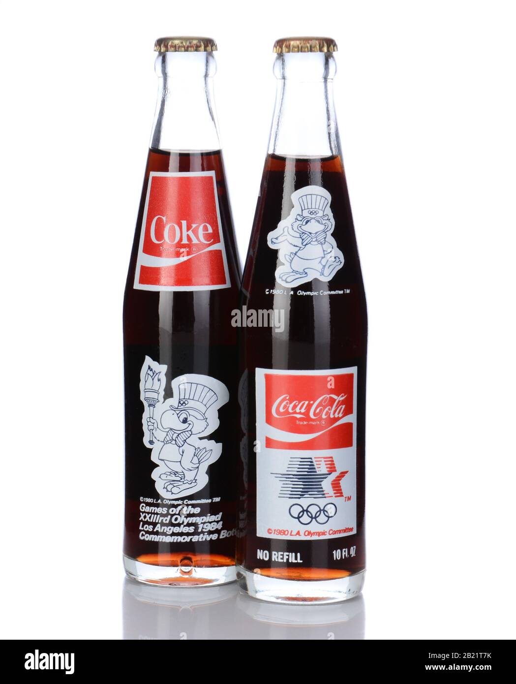 Irvine, CA - 05 gennaio 2014: 2 bottiglie commemorative di Coca Cola dai Giochi Olimpici di Los Angeles del 1984. La parte anteriore e posteriore delle bottiglie sono sho Foto Stock