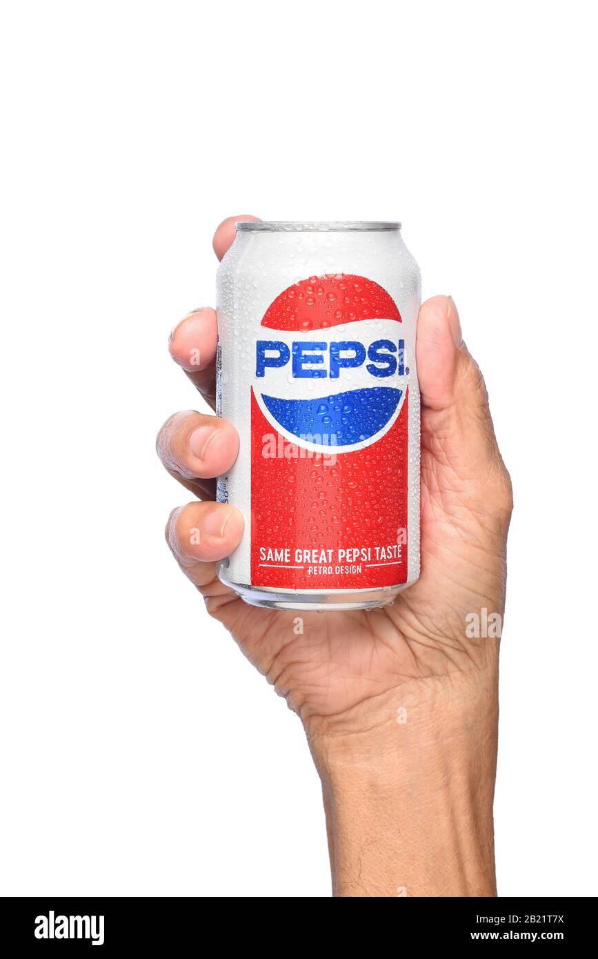 Irvine, CALIFORNIA - 26 APRILE 2019: Primo piano di una mano che tiene una lattina fredda di Pepsi Cola. Foto Stock