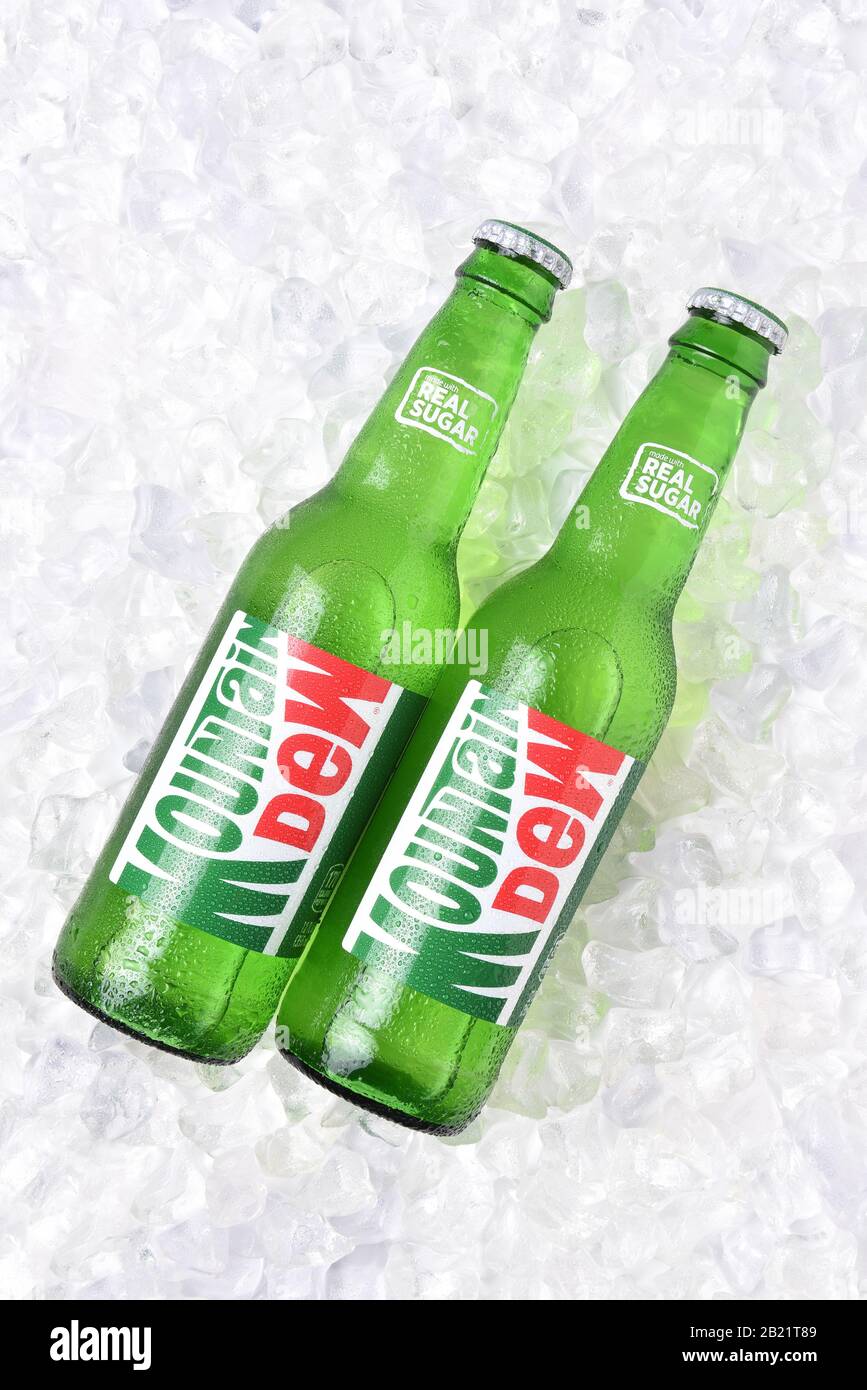 Irvine, CALIFORNIA - 30 OTTOBRE 2017: Due bottiglie di Mountain Dew soda su ghiaccio. Mountain Dew bevanda analcolica aromatizzata agli agrumi di PepsiCo. Mountain Dew era io Foto Stock