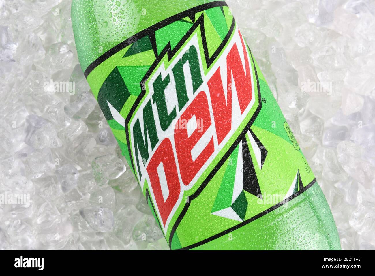 Irvine, CALIFORNIA, 17 DICEMBRE 2017: MTN Dew Bottle Closeup su ghiaccio. Mountain Dew è una bevanda analcolica di agrumi carbonata prodotta e di proprietà di PepsiCo. Foto Stock