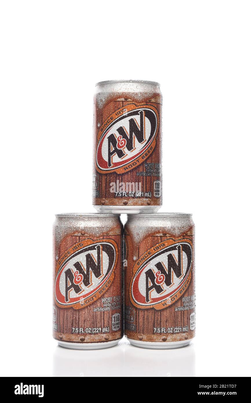 Irvine, CALIFORNIA - 28 GIUGNO 2019: Tre lattine da 7,5 once di una e W Root Beer. Foto Stock