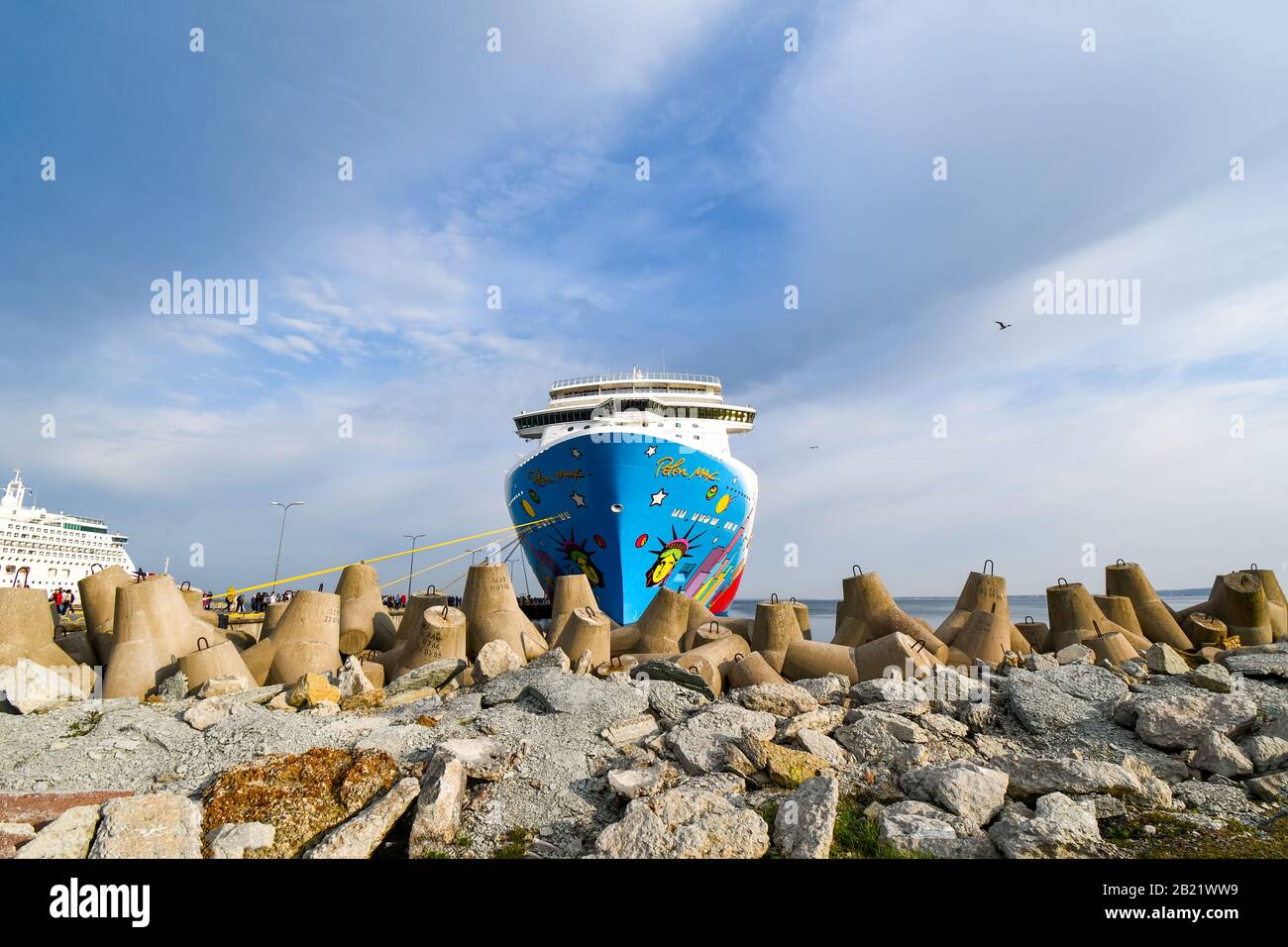 Una nave da crociera colorata si trova nel porto lungo il Mar Baltico a Tallinn, Estonia. Foto Stock