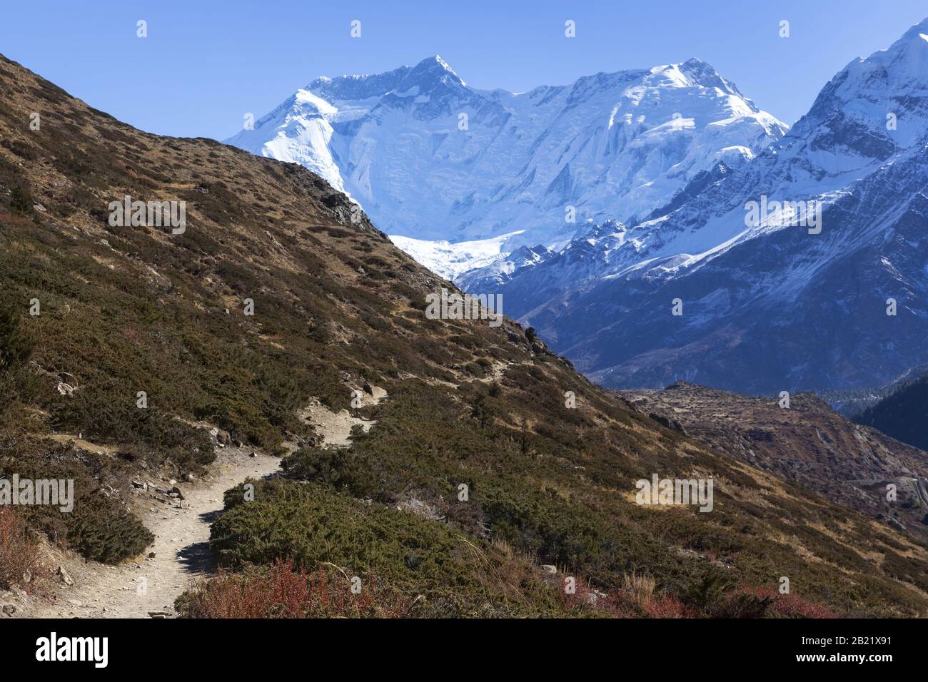 Circuito Di Annapurna Escursioni E Trekking Trail In Nepal Himalaya Montagne Con Cime Innevate Lontano Annapurna Su Orizzonte Foto Stock