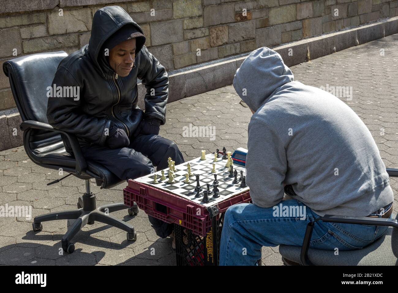New York, Stati Uniti, 28 Feb 2020. La gente gioca a scacchi in strada su un tabellone improvvisato a Union Square di New York City. Merito: Enrique Shore/Alamy Li Foto Stock