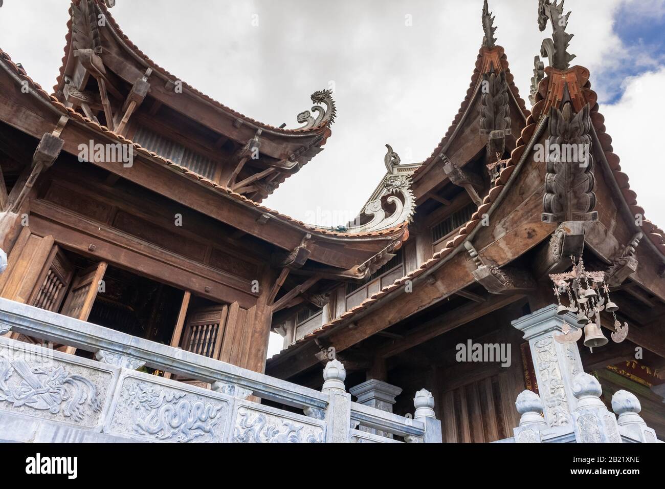 Il tempio ai piedi del monte Fansipan a sapa Nord Vietnam. Elementi del tempio. Tetto tradizionale con draghi scolpiti Foto Stock