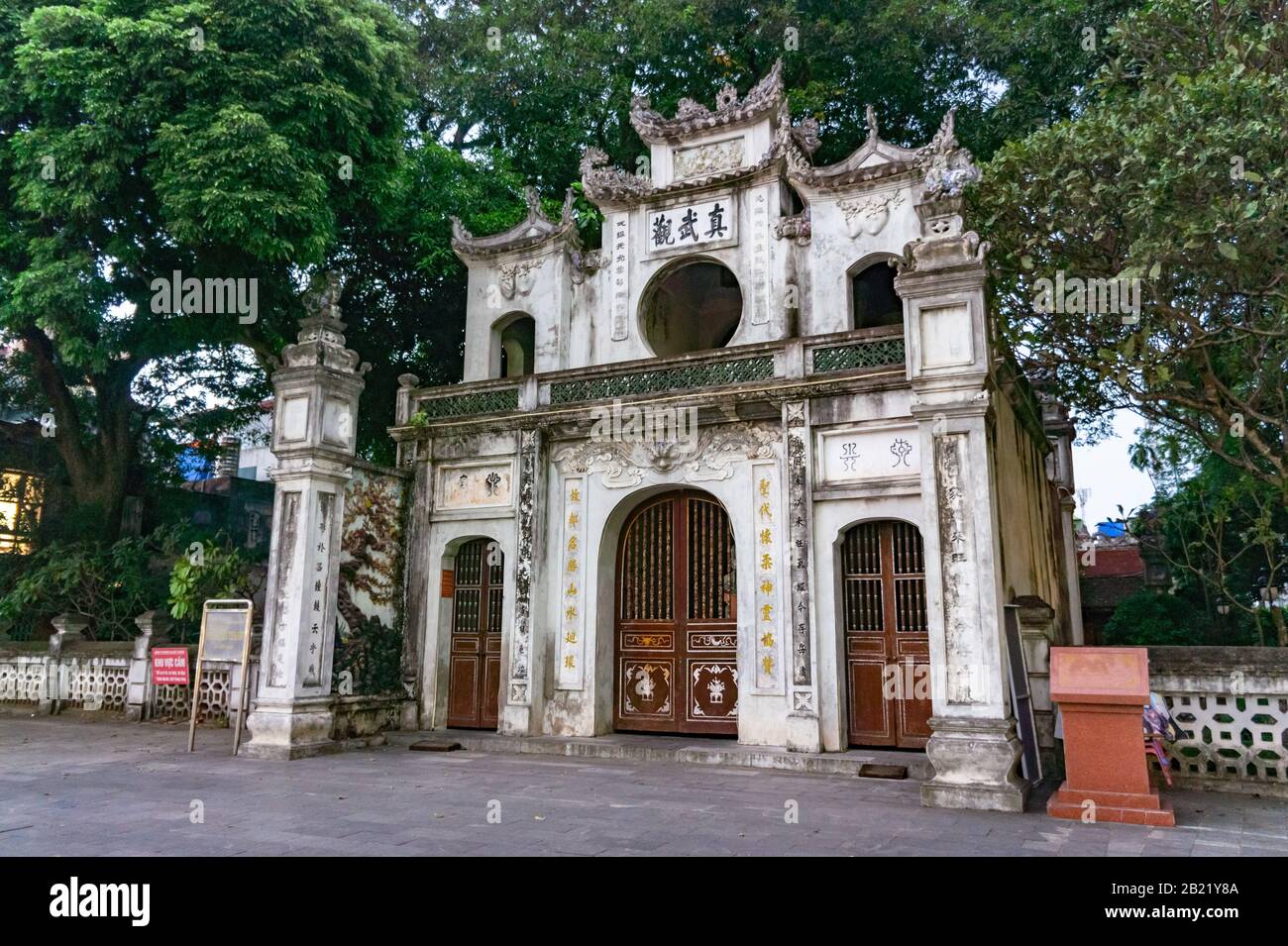 Hanoi, Vietnam, 16 Ottobre 2019. Porta d'ingresso al Tempio di Quan Thanh. Si trova vicino al Lago Ovest in una zona ed è una delle principali attrazioni turistiche Foto Stock