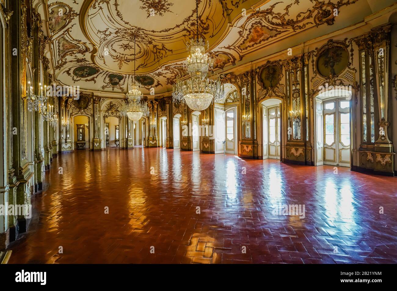 La sala del trono o grande camera progettata dall'architetto francese Jean Baptiste in stile rococò nel Palazzo di Queluz, un palazzo portoghese del 18th secolo Foto Stock
