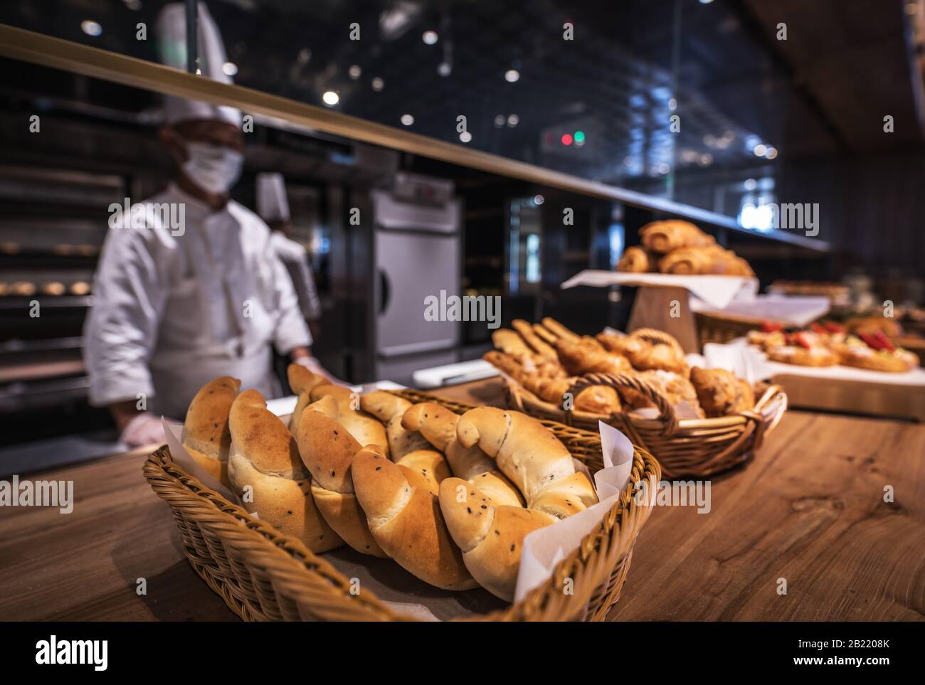 Pechino, СHINA - 01 GIUGNO 2019: Pasticceria eseguita da chef cinesi in cucina tradizionale. Foto Stock