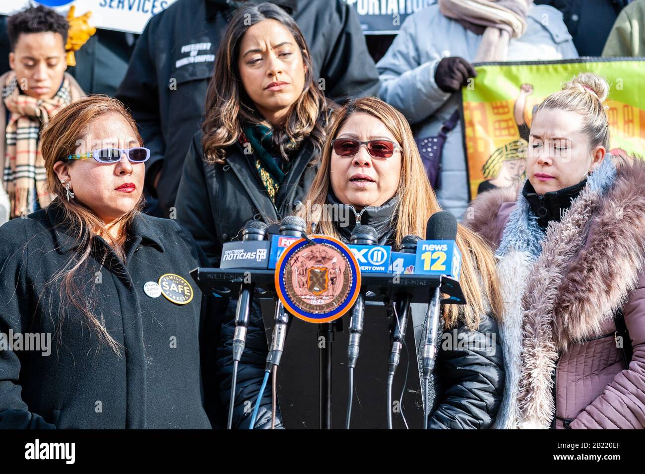 New York, New York, Stati Uniti. 28th Feb, 2020. Carmen Cruz, la madre di Erick Diaz-Cruz, l'uomo di 26 anni che è stato ucciso in faccia da AGENTI DI GHIACCIO il 6 febbraio 2020, parla in una conferenza stampa sui gradini del Municipio di New York il 28 febbraio 2020. Diaz Cruz è stato ucciso dagli AGENTI DEL GHIACCIO quando ha cercato di intervenire nell'arresto della deportazione di Gaspar Avendano Hernandez, partner di lunga data di sua madre. (Foto Di Gabriele Holtermann-Gorden/Sipa Usa) Credit: Sipa Usa/Alamy Live News Foto Stock