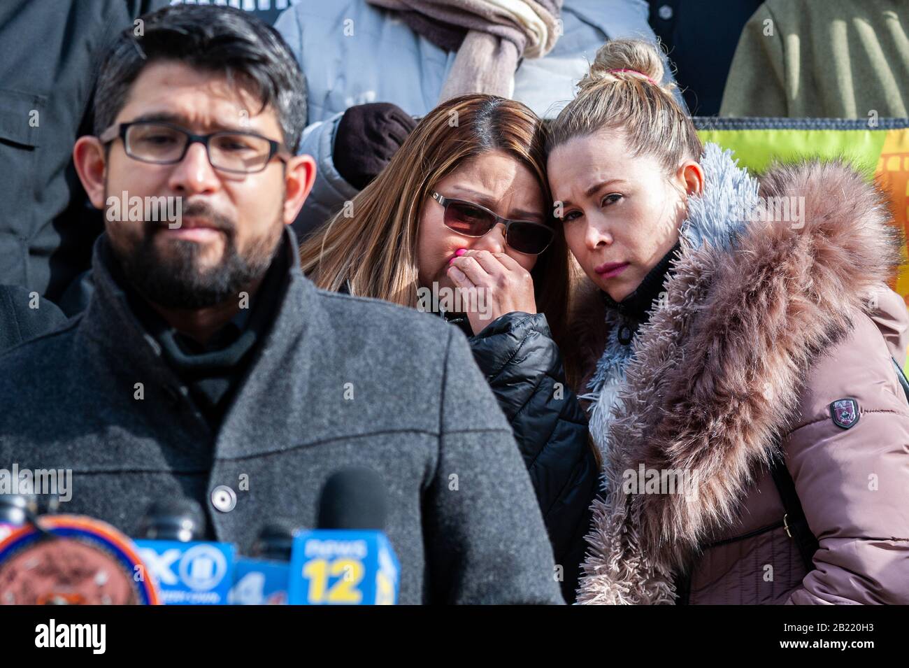 New York, New York, Stati Uniti. 28th Feb, 2020. Carmen Cruz, la madre di Erick Diaz-Cruz, l'uomo di 26 anni che è stato ucciso in faccia da AGENTI DI GHIACCIO il 6 febbraio 2020, è consolato da un amico durante una conferenza stampa sui gradini del Municipio di New York il 28 febbraio 2020. Diaz Cruz è stato ucciso dagli AGENTI DEL GHIACCIO quando ha cercato di intervenire nell'arresto della deportazione di Gaspar Avendano Hernandez, partner di lunga data di sua madre. (Foto Di Gabriele Holtermann-Gorden/Sipa Usa) Credit: Sipa Usa/Alamy Live News Foto Stock