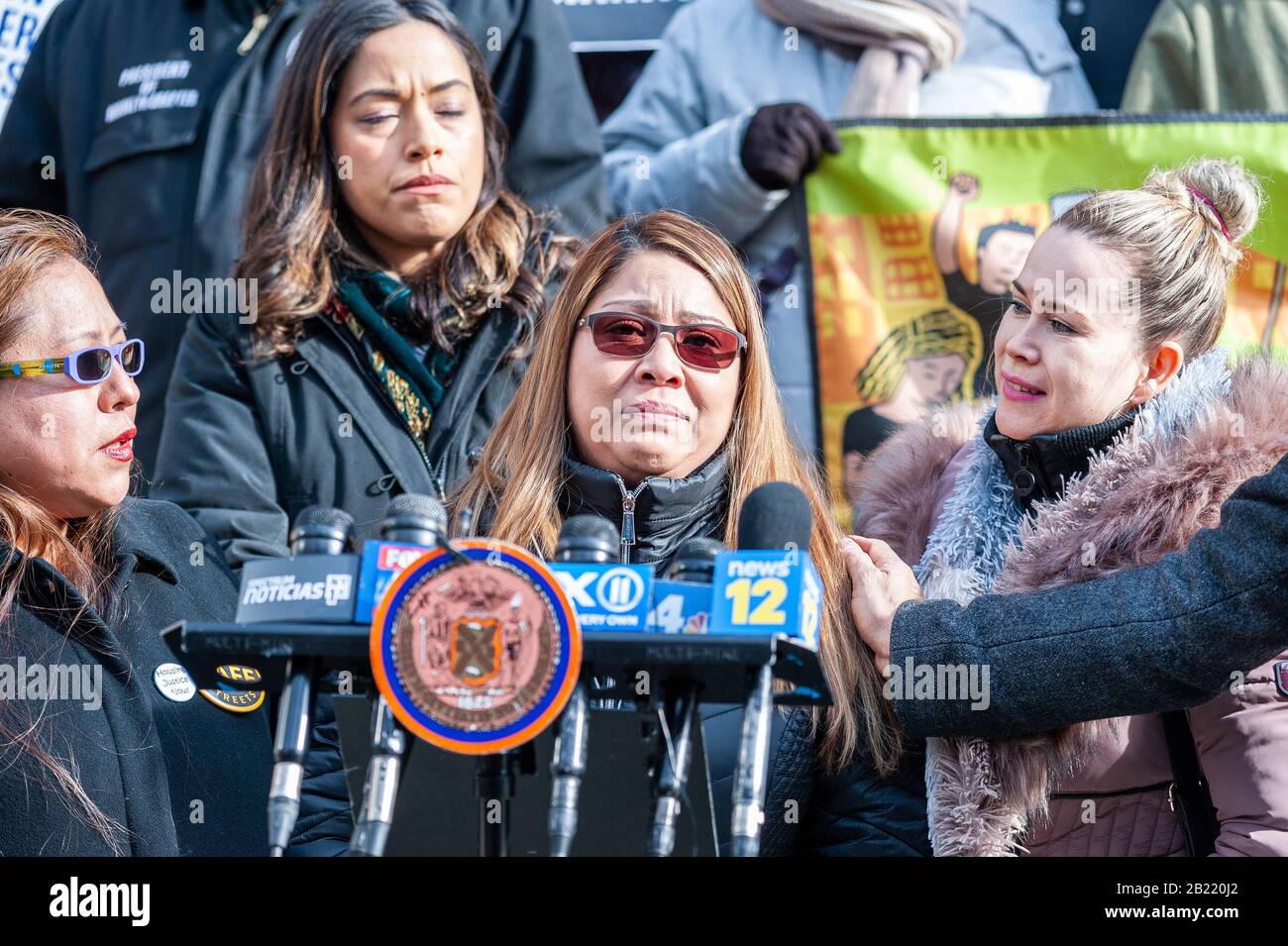 New York, New York, Stati Uniti. 28th Feb, 2020. Carmen Cruz, la madre di Erick Diaz-Cruz, l'uomo di 26 anni che è stato ucciso in faccia da AGENTI DI GHIACCIO il 6 febbraio 2020, parla in una conferenza stampa sui gradini del Municipio di New York il 28 febbraio 2020. Diaz Cruz è stato ucciso dagli AGENTI DEL GHIACCIO quando ha cercato di intervenire nell'arresto della deportazione di Gaspar Avendano Hernandez, partner di lunga data di sua madre. (Foto Di Gabriele Holtermann-Gorden/Sipa Usa) Credit: Sipa Usa/Alamy Live News Foto Stock