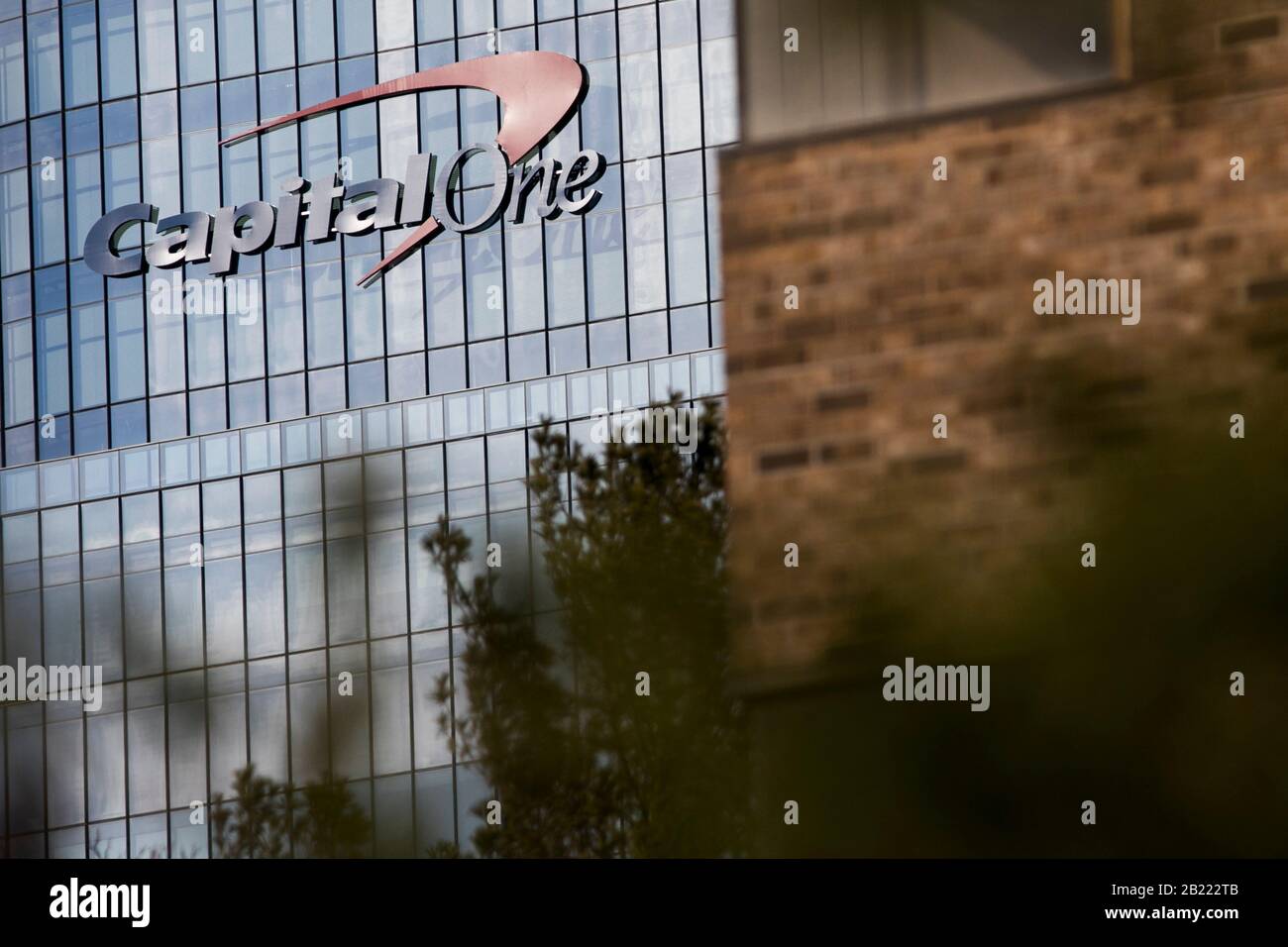 Un logo al di fuori della sede centrale di Capital One Financial Corporation (Bank) a McLean, Virginia, il 23 febbraio 2020. Foto Stock