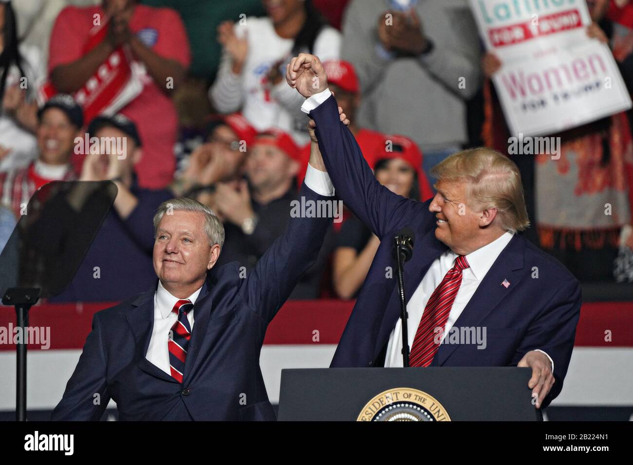 Charleston, Carolina Del Sud, Stati Uniti. 28th Feb, 2020. Il presidente degli Stati Uniti Donald Trump con il signor Lindsey Graham, ha lasciato, durante Il Gran Rally Keep America, il North Charleston Coliseum venerdì 28 febbraio 2020, a North Charleston, South Carolina. Foto di Richard Ellis/UPI Credit: UPI/Alamy Live News Foto Stock