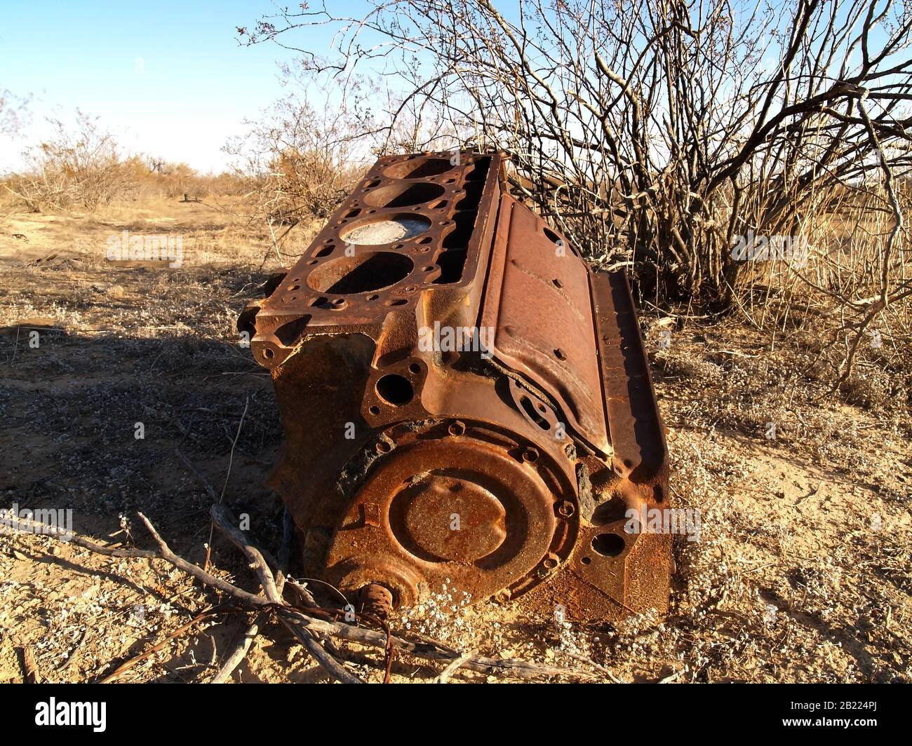 Il blocco di ferro arrugginente di un vecchio motore di veicolo ho trovato durante le escursioni nel deserto dell'Arizona. Foto Stock