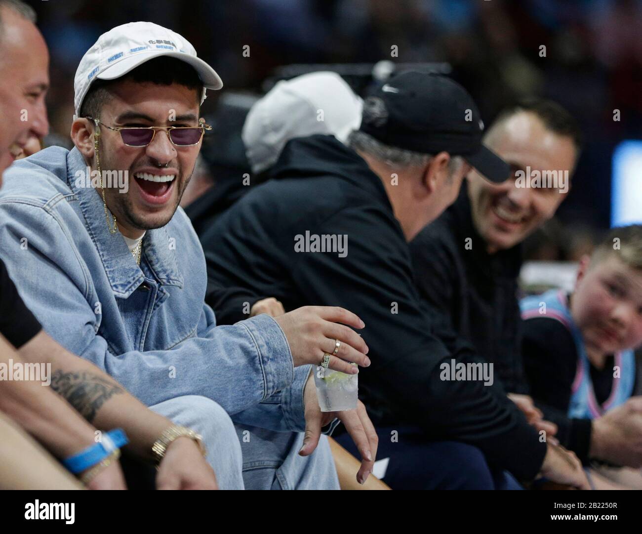 Miami BEACH, Florida - 28 FEBBRAIO: Bad BUNNY visto lato corte al Miami Heat game. Benito Antonio Mart'nez Ocasio (sopportato il 10 marzo 1994), conosciuto dal suo nome di fase Bad Bunny, è una trappola latina del Puerto Rican e cantante di reggaeton dal comune di Vega Baja, Porto Rico il 28 febbraio 2020 a Miami, Florida La Gente: Accreditamento del Bunny difettoso: Storms il gruppo dei mezzi/notizie dal vivo di Alamy Foto Stock