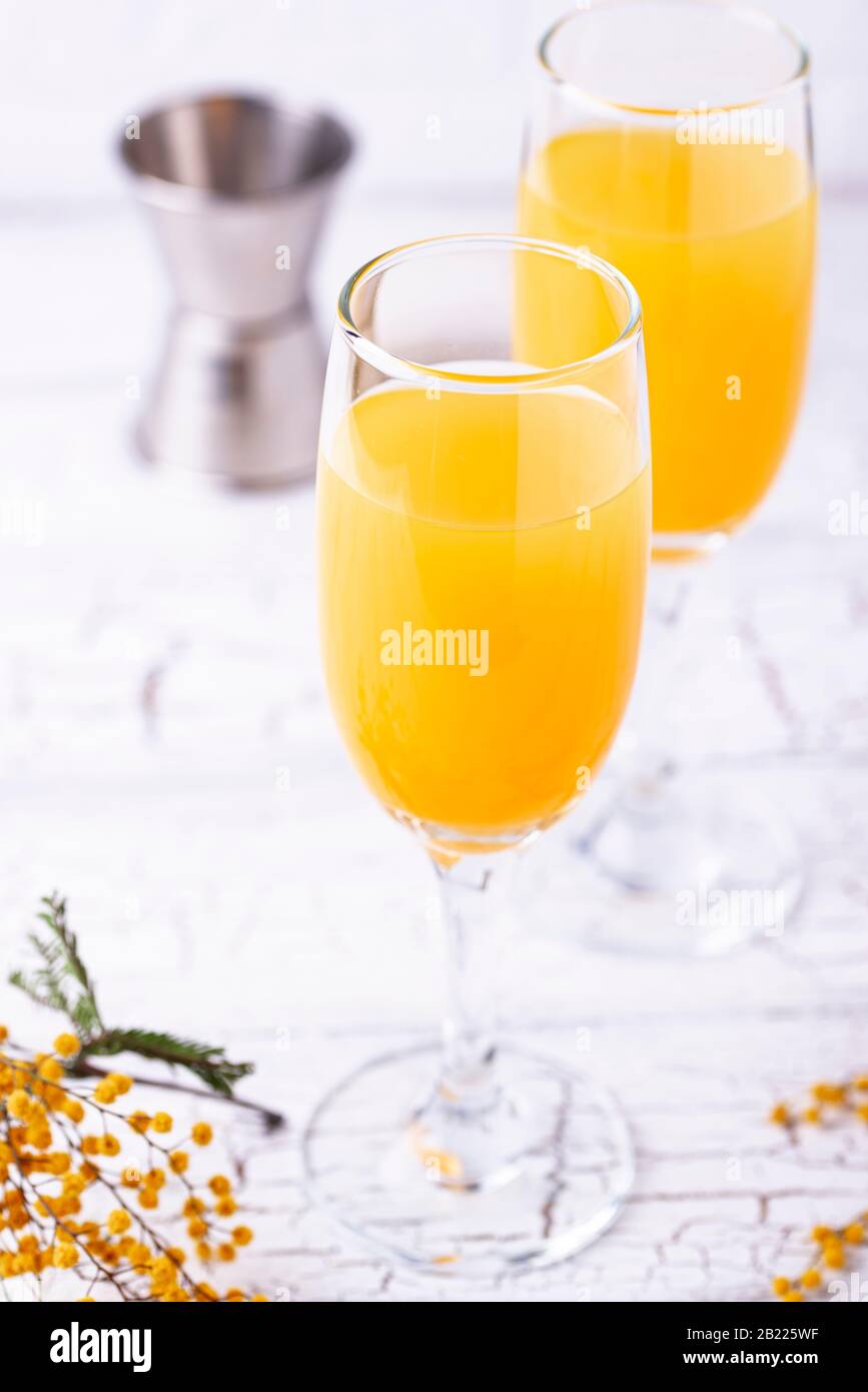 Cocktail Mimosa con succo d'arancia Foto Stock