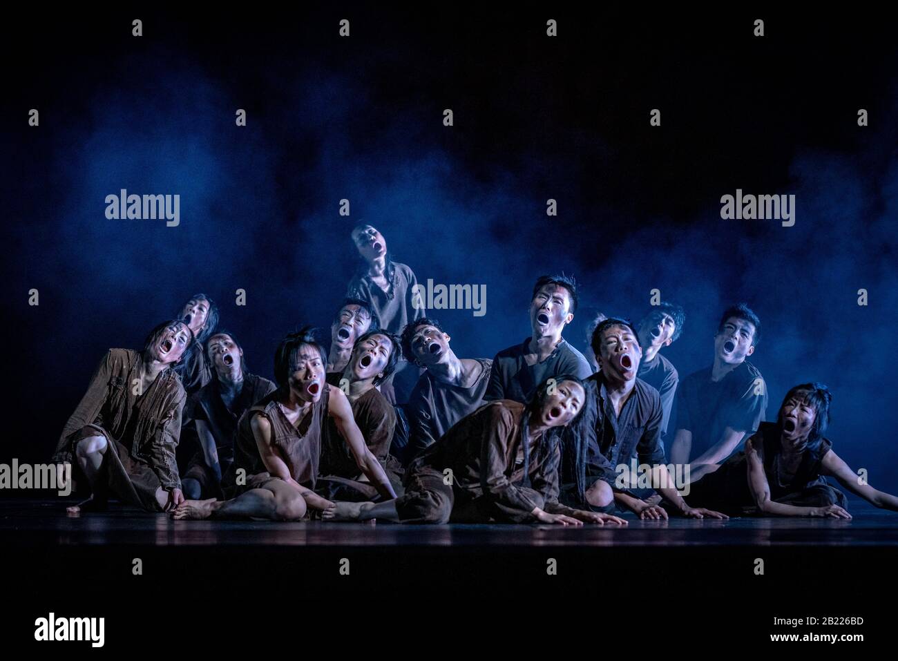 Il Cloud Gate Dance Theatre di Taiwan esegue la loro prima britannica di Dust al Sadler's Wells Theatre sotto la direzione di Lin Hwai-min. Londra, Regno Unito. Foto Stock
