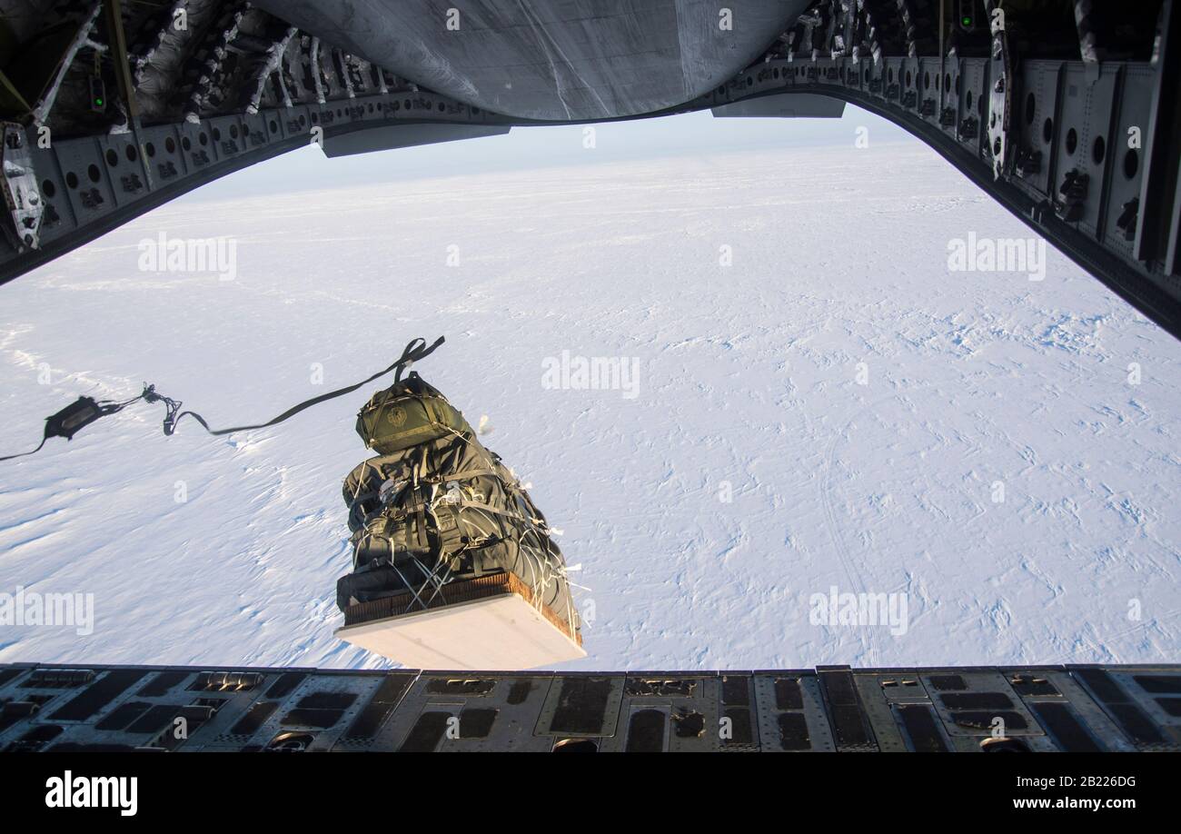 Un pallet di carico viene spinto fuori da una Guardia Nazionale aerea dell'Alaska C-17A assegnata allo Squadron dell'Airlift 144th, durante una missione di salvataggio a Deadhorse, Alaska, a sostegno Dell'Esercizio Arctic Eagle 2020, 26 febbraio 2020. La Guardia Nazionale dell'Alaska ospita L'Eagle artico 2020, un esercizio di formazione congiunta, dal 20 febbraio al 6 marzo 2020 in tutta l'Alaska, tra cui la base congiunta Elmendorf-Richardson, la base dell'aeronautica Eielson, Fort Wainwright, il delta dello Yukon-Kuskokwim e fino a nord fino al lago Teshekpuk. Come esercitazione di sicurezza e di risposta di emergenza della patria, AE20 è progettato per aumentare la Nationa Foto Stock