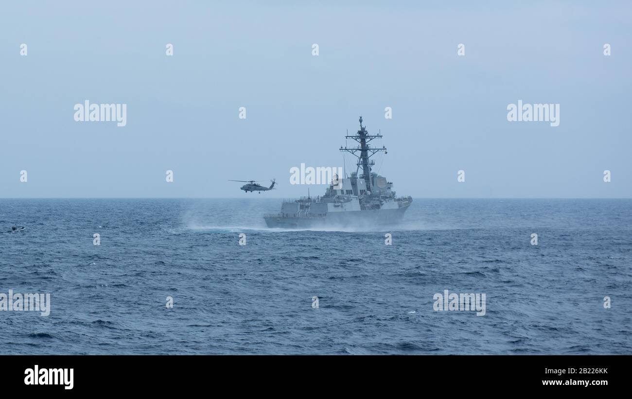 Oceano Pacifico (feb 24, 2020) Un MH-60R Sea Hawk, assegnato al "Wolf Pack" di Helicopter Maritime Strike Squadron (HSM) 75, ha superato il cacciatorpediniere guidato-missilistico della classe Arleigh-Burke USS Pinckney (DDG 91) 24 febbraio 2020. Pinckney, parte del Theodore Roosevelt Carrier Strike Group, è in fase di implementazione programmata per l'Indo-Pacific. (STATI UNITI Foto Navy di Mass Communication Specialist 3rd classe Nicholas V. Huynh) Foto Stock