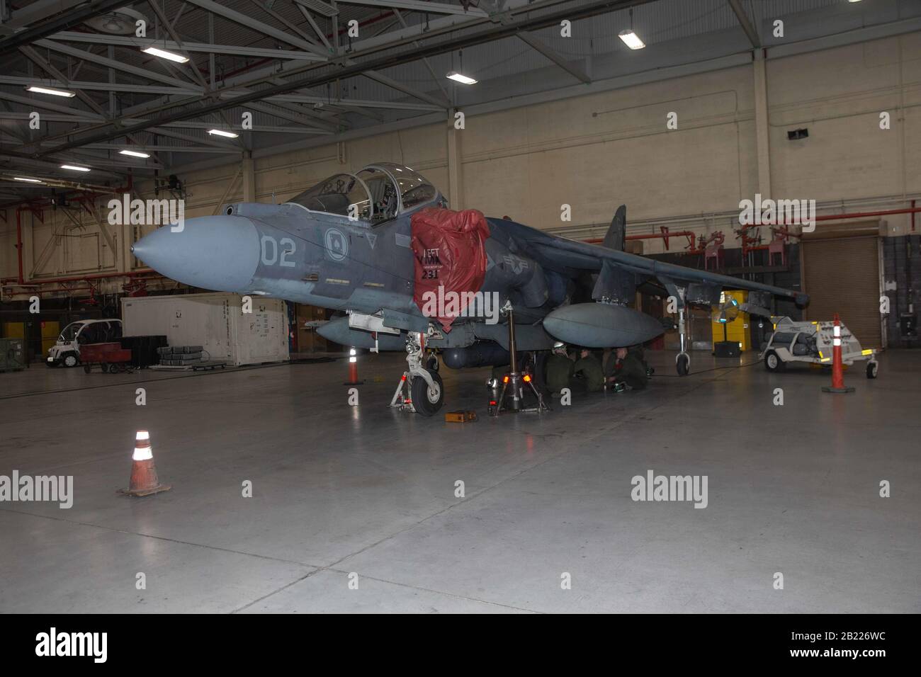 Marines with Marine Attack Squadron 231 ripara l'impianto idraulico di un Harrier II AV-8B durante la formazione alle basse temperature presso la Naval Air Station Fallon, Nevada, 6 febbraio 2020. NAS Fallon offre a VMA-231 l'opportunità non solo di migliorare la sua disponibilità allo stato stazionario, ma anche di allenarsi con altri velivoli navali. (STATI UNITI Foto del corpo marino di Lance Cpl. Steven Walls) Foto Stock