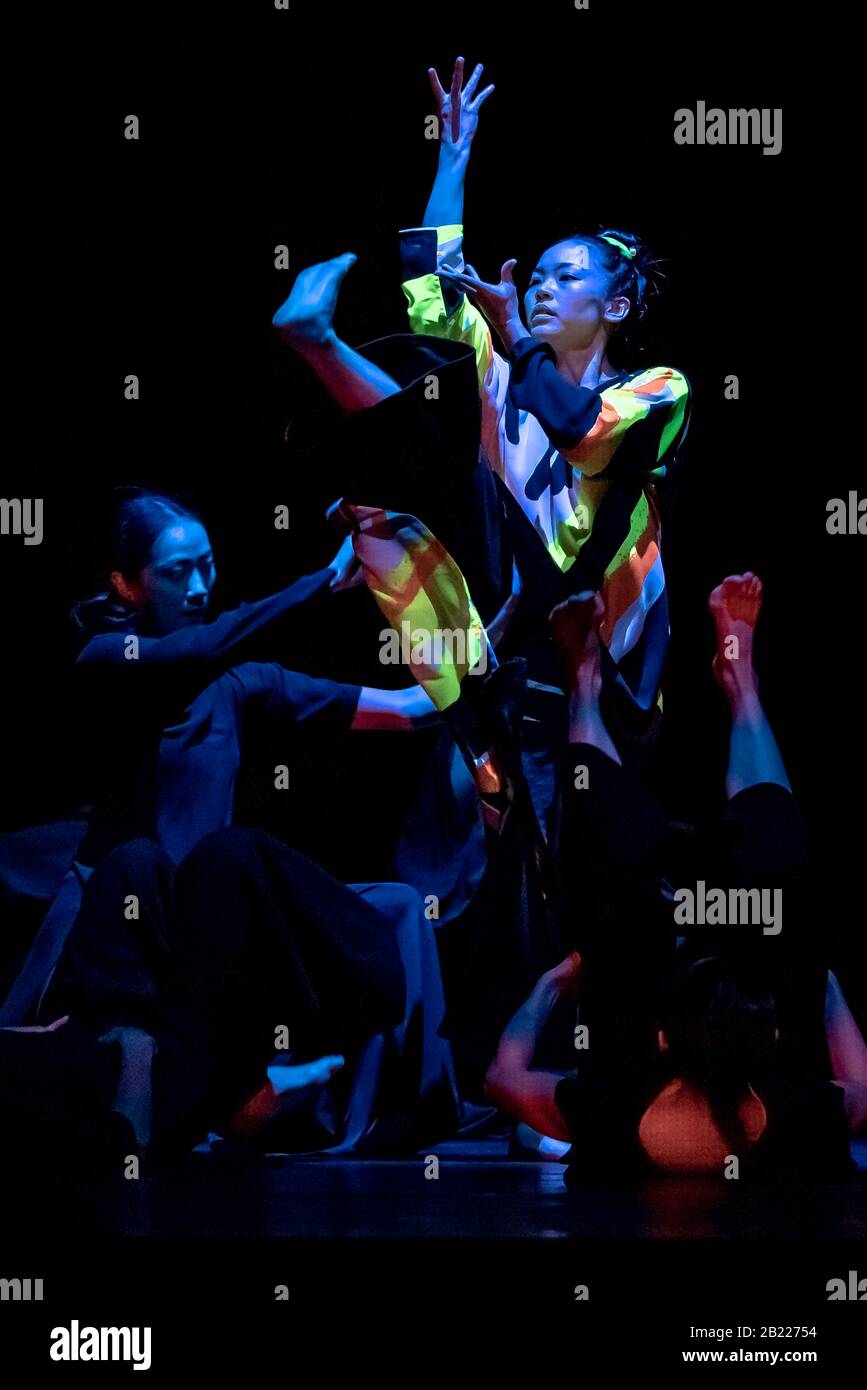 Il Cloud Gate Dance Theatre di Taiwan esegue la loro prima britannica di 13 Lingue al Sadler's Wells Theatre. Diretto da Cheung Tsung-polmone. Londra, Regno Unito. Foto Stock