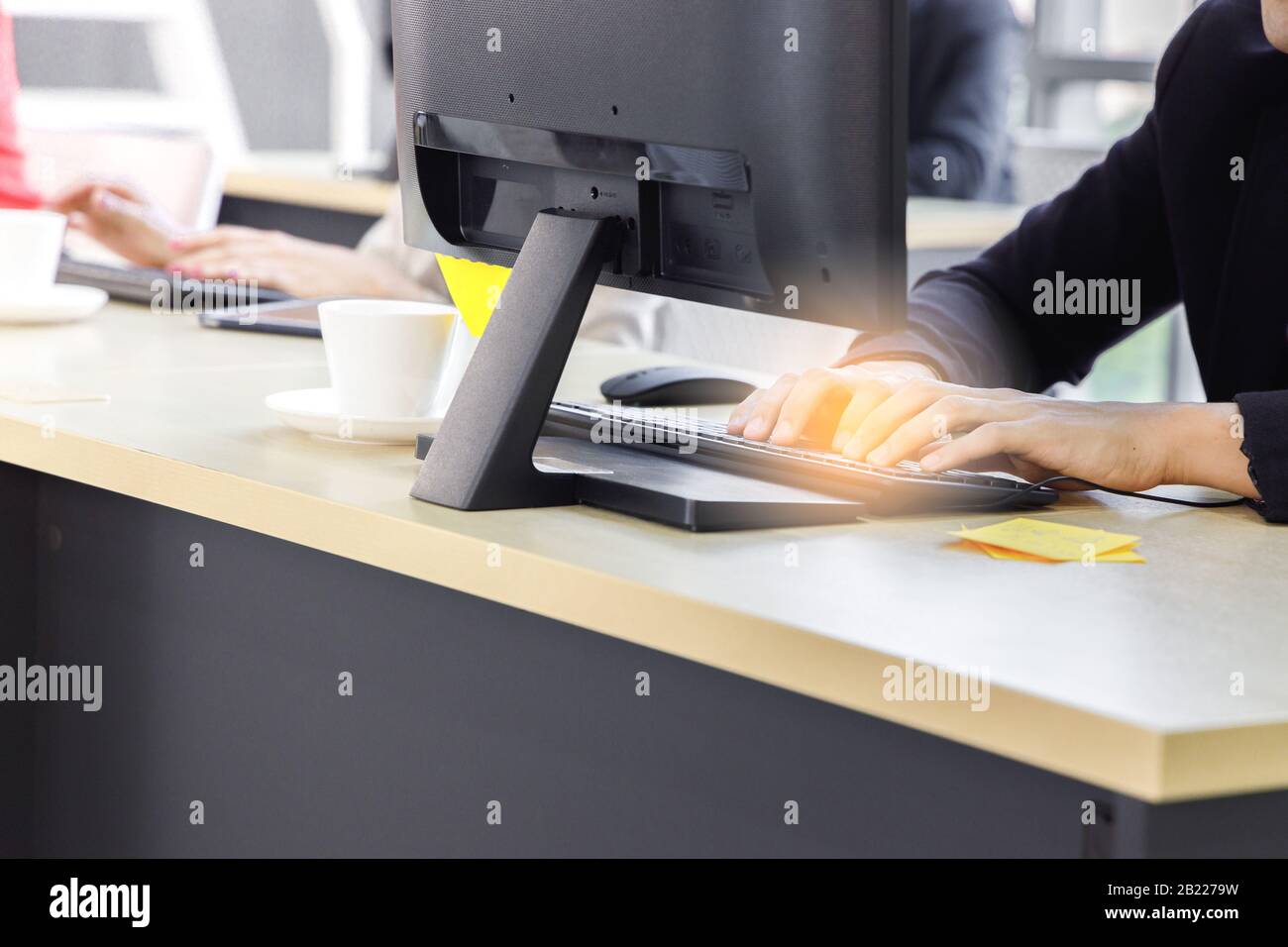 Uomo d'affari nella tipizzazione formale del vestito e usando il calcolatore nel suo ufficio per effettuare l'assegnazione, i progetti, la gestione finanziaria. Foto Stock