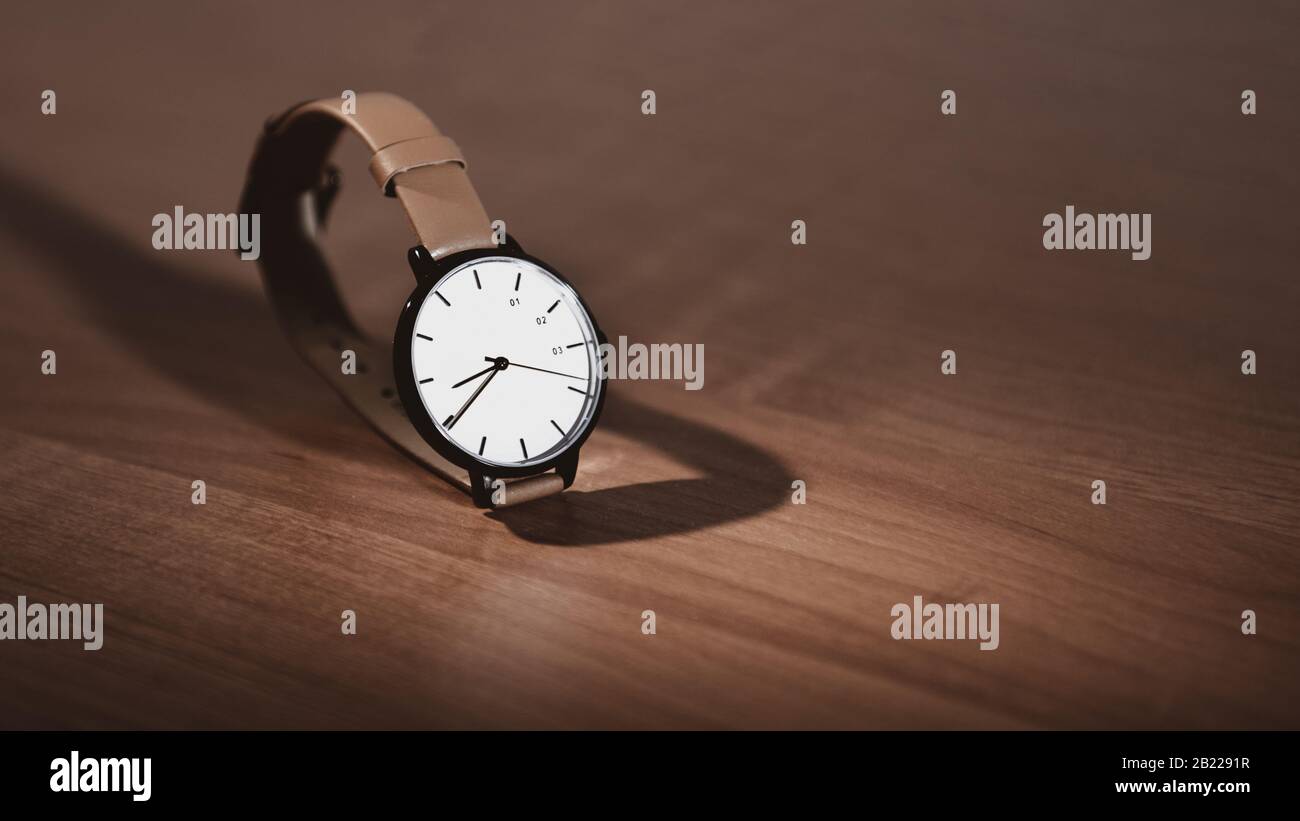 orologio da polso su un tavolo di legno con spazio per la copia Foto Stock