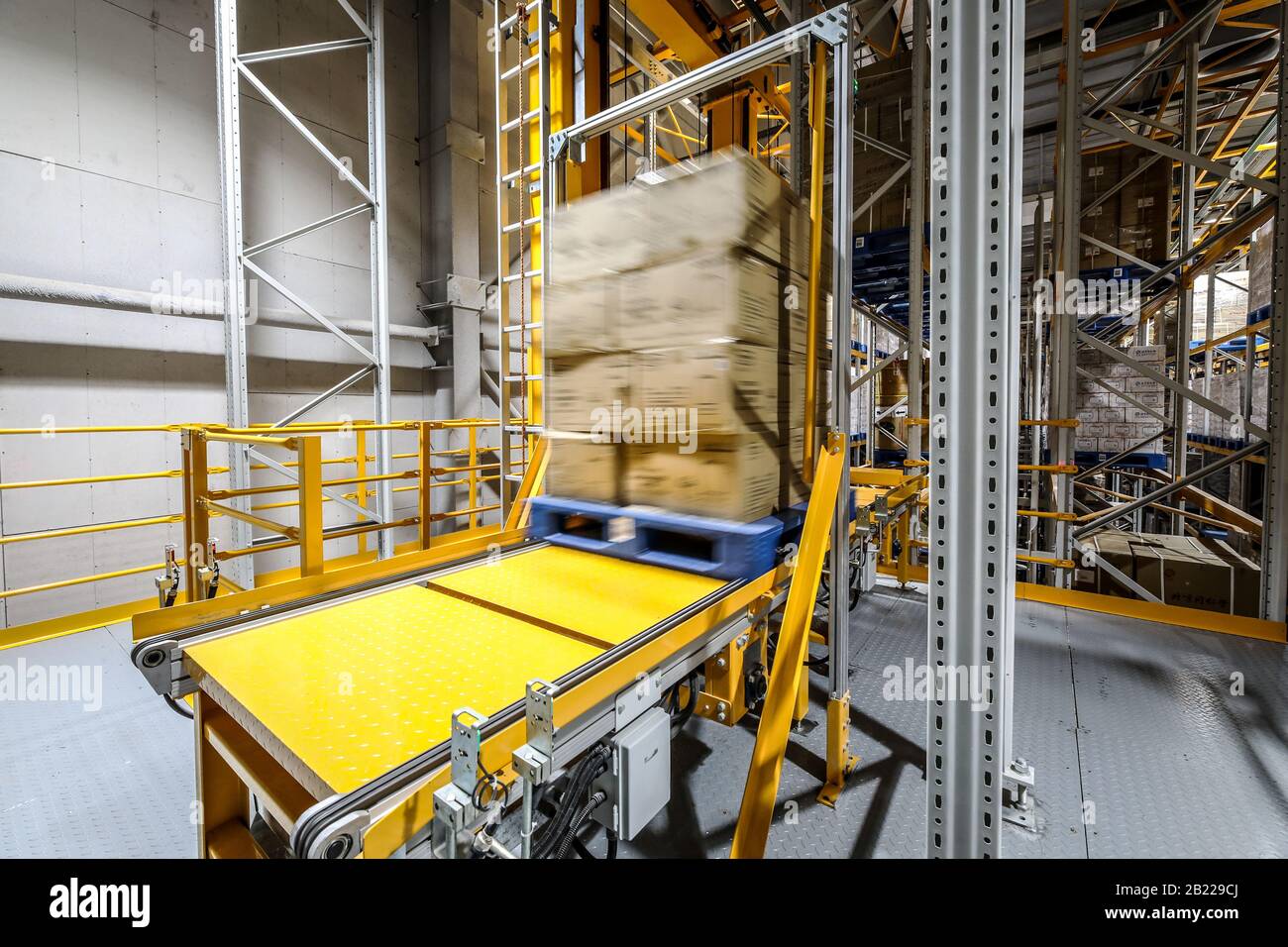 Pechino, CINA - 03 GIUGNO 2019: Moderna automazione della produzione di magazzini in Cina. Foto Stock