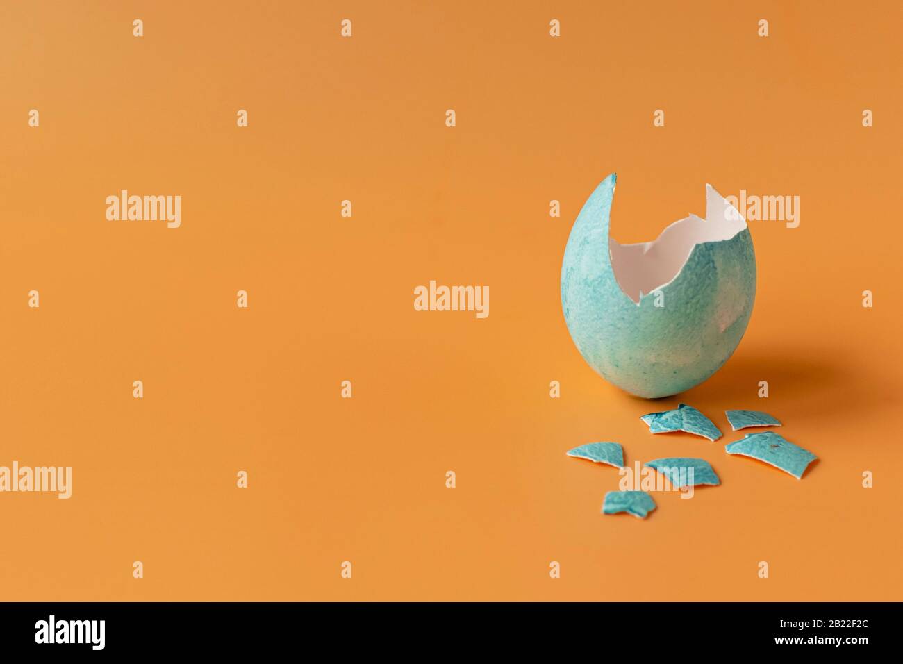 Uova colorate su sfondo arancione. Vacanze di Pasqua, tradizioni familiari. Uova di Pasqua. Foto Stock