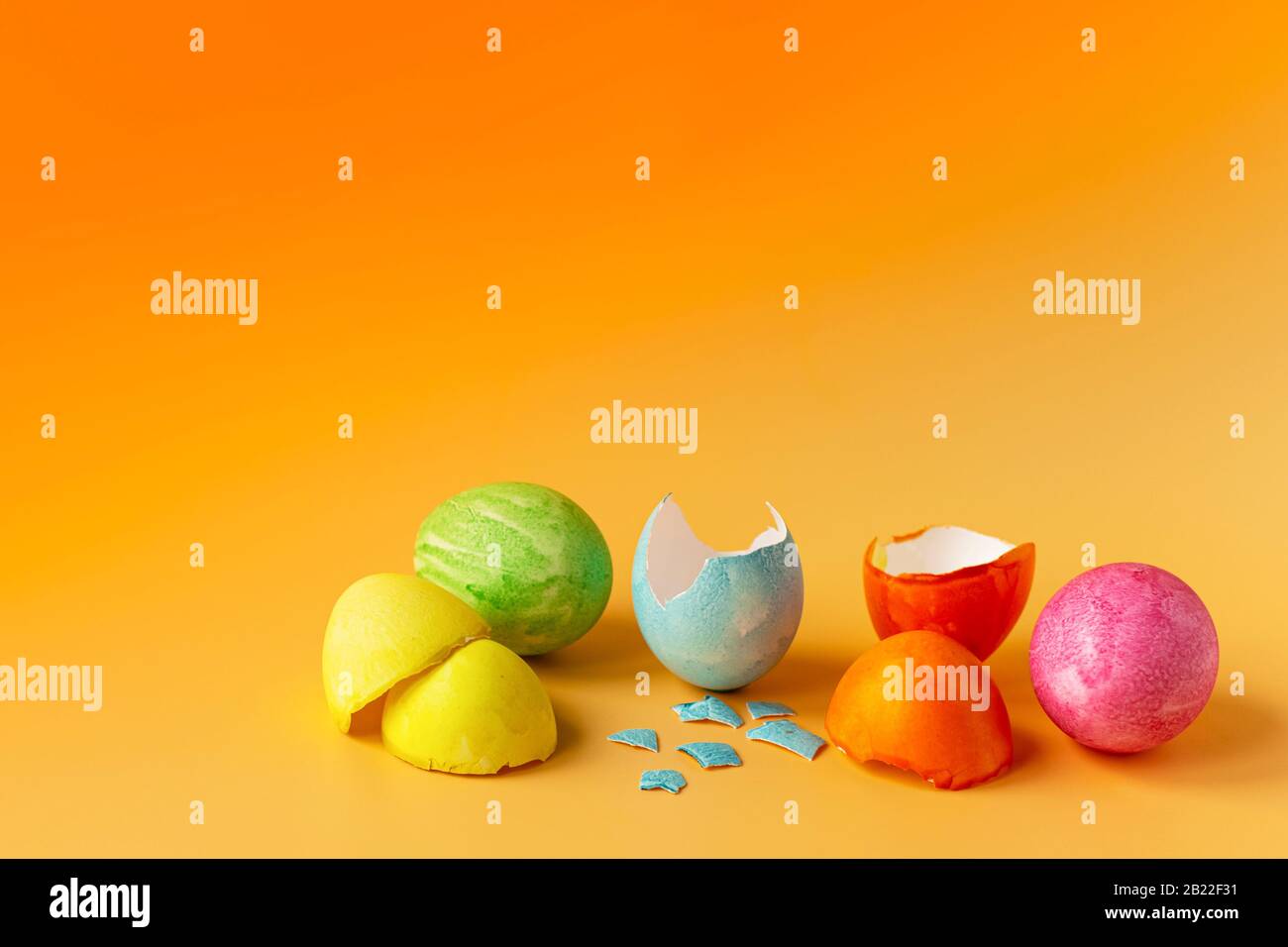 Uova colorate su sfondo arancione. Vacanze di Pasqua, tradizioni familiari. Uova di Pasqua. Foto Stock