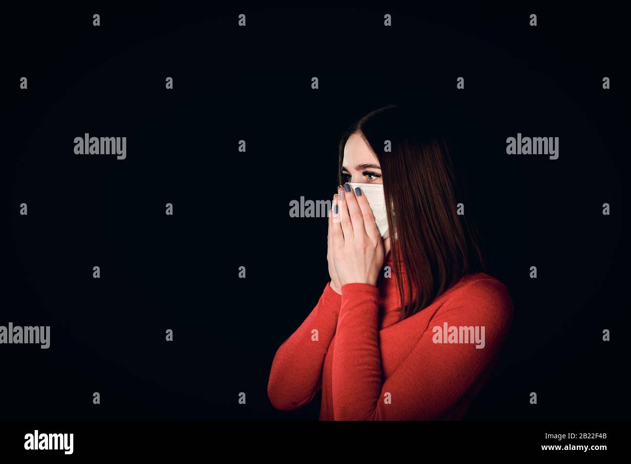 Immagine del profilo della giovane maschera facciale femminile isolata su nero.libera dallo spazio di copia. Foto Stock