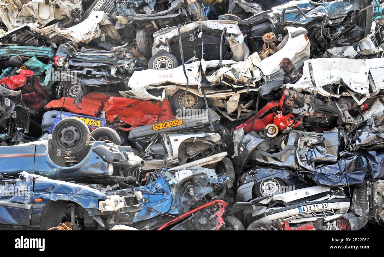 Pile di automobili destinate allo sfrido presso lo stabilimento di lavorazione dei metalli Praxy Centre di Issoire , Puy de Dôme, Francia Foto Stock