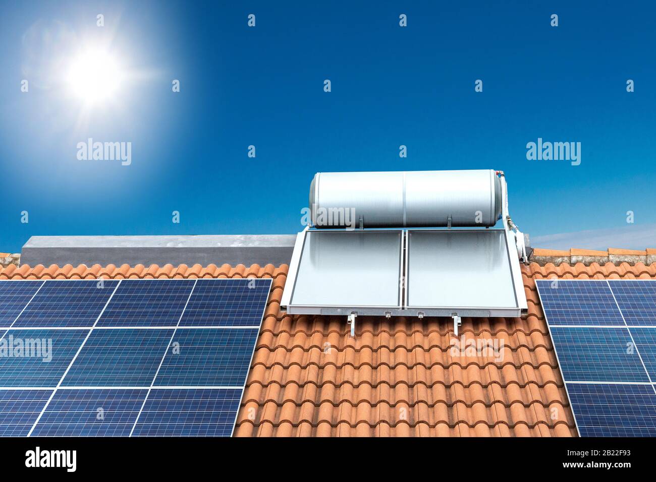 Un pannello solare utilizzato per riscaldare l'acqua su un tetto Foto stock  - Alamy