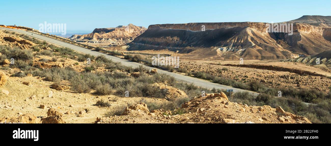 panorama di una porzione della strada a serpentina da midreshet ben gurion al torrente zin che mostra le scogliere con hod akev sullo sfondo Foto Stock