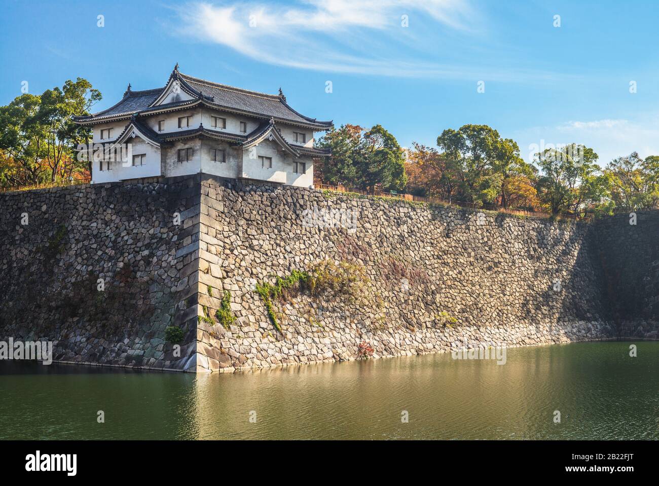 Yagura e il fossato del castello di Osaka a Osaka, Giappone Foto Stock